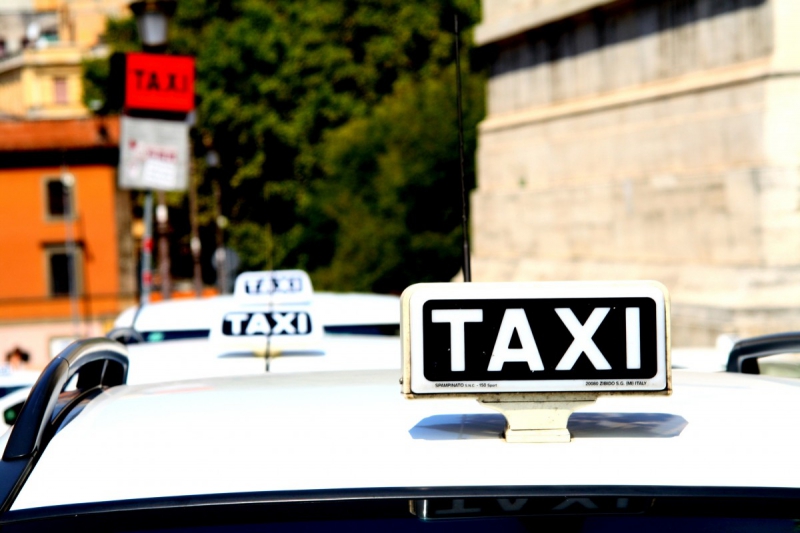 taxis-LE ROURET-min_taxi_auto_rome_road_white-1051610